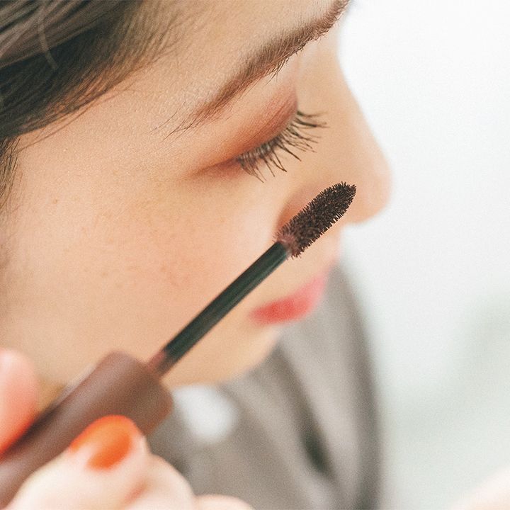 モンスーンカラーマスカラを塗っているイメージカット