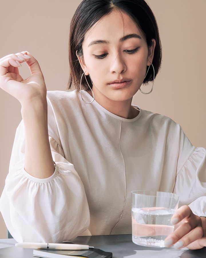 バー ジュエリーのシルバーピアスを身につけた女性