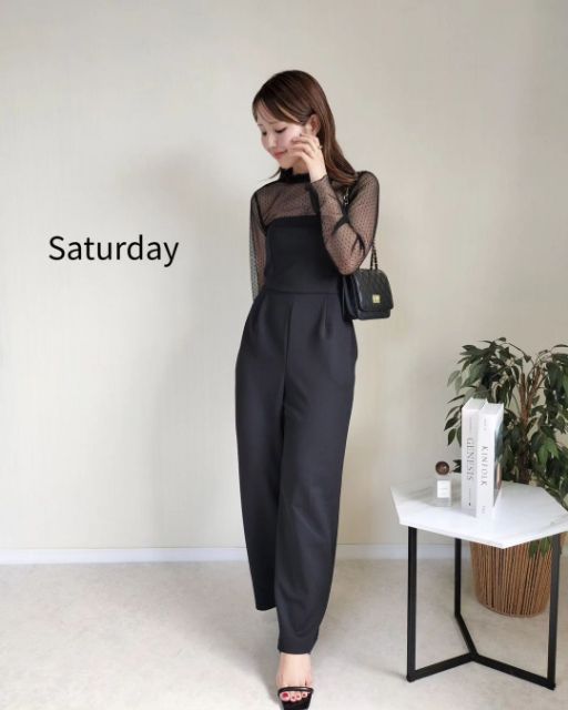 黒のGUのカットソーベアキャミソールサロペットパンツとシアートップスを着たコーデ