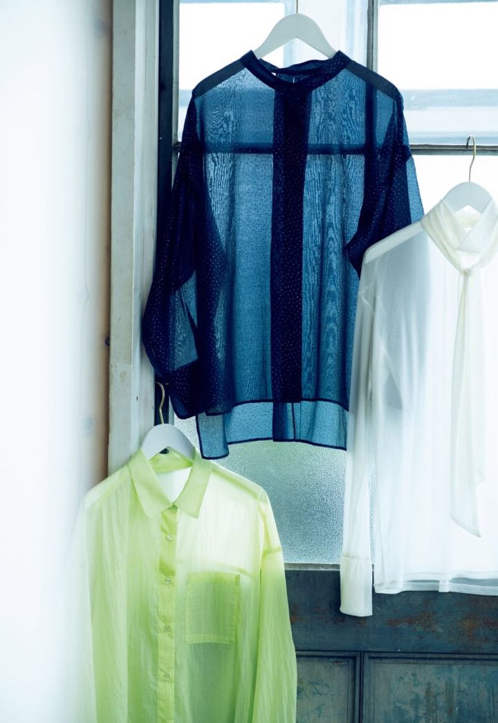 〈上から〉ドット柄シャツ￥31,900／モガ、ボウタイカットソー￥6,490、オーガンジーシャツ￥9,900／ともにカランシエル（シップス インフォメーションセンター）