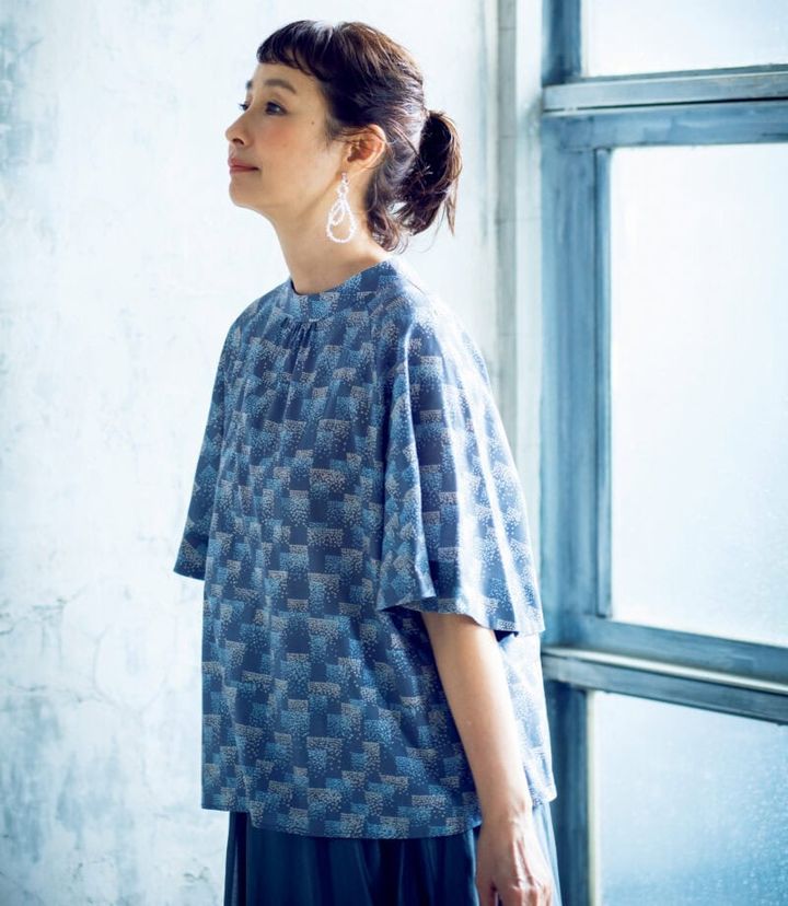 ブラウス￥23,100 ／ロワズィール、スカート￥31,900／パドカレ（パドカレ六本木）、イヤリング￥7,020 ／アビステ