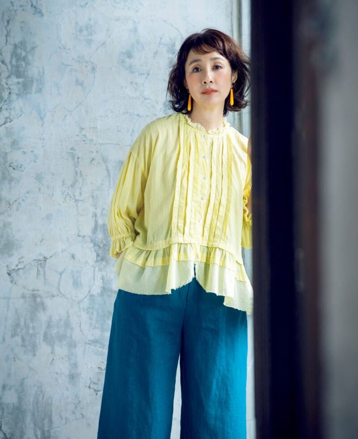 ブラウス￥15,180／アラリティー（コロニー）、イヤリング￥15,120／アビステ、リネンパンツ￥18,700／アデュー トリステス