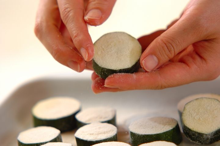 フライドズッキーニの下準備1