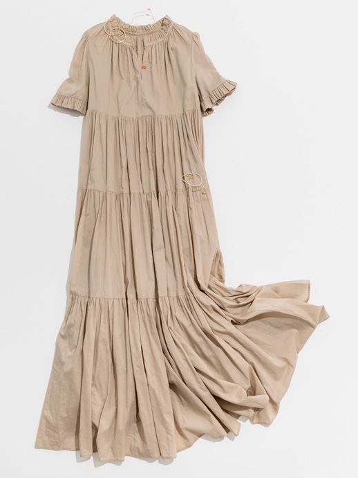 アフターゴルフを華やかに！ ロングワンピース＆華奢ジュエリーのセット買い提案