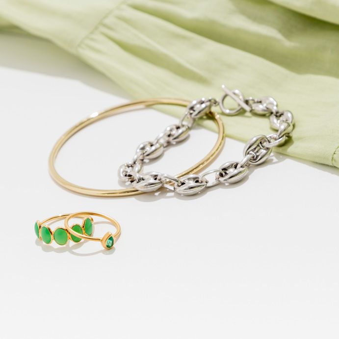 アフターゴルフを華やかに！ ロングワンピース＆華奢ジュエリーのセット買い提案