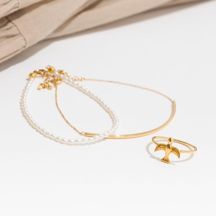 アフターゴルフを華やかに！ ロングワンピース＆華奢ジュエリーのセット買い提案