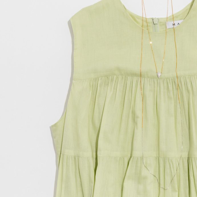 アフターゴルフを華やかに！ ロングワンピース＆華奢ジュエリーのセット買い提案