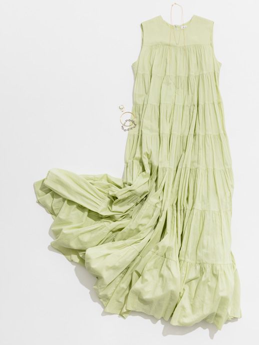 アフターゴルフを華やかに！ ロングワンピース＆華奢ジュエリーのセット買い提案