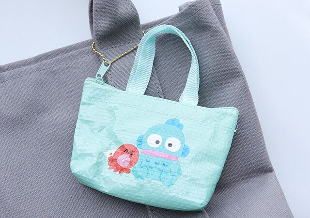 ダイソーのマイクロバッグチャームをバッグに取り付けた様子