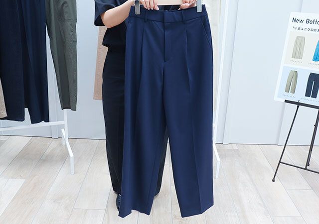 ユニクロのタックワイドパンツネイビー1