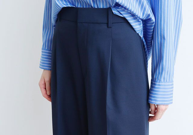 ユニクロのタックワイドパンツネイビー3