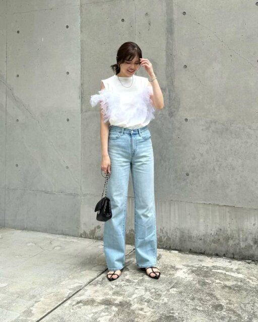 チュールトップス×デニムパンツコーデ