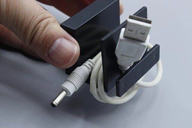 マグネットで取り付けるコードホルダー