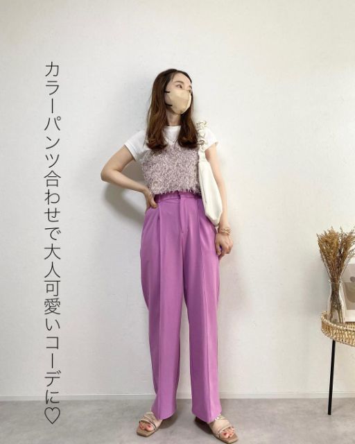 しまむらのTシャツビスチェESとピンクのパンツのコーデ