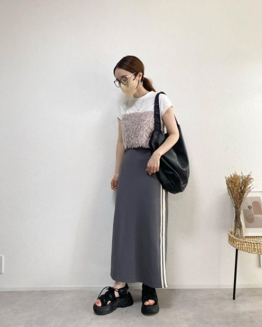 しまむらのTシャツビスチェESとラインスカートのコーデ