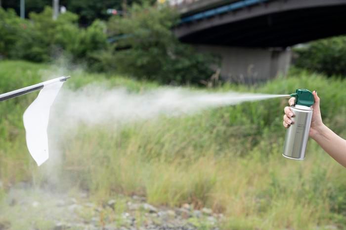 無印良品の殺虫スプレーを50cm離して噴射している様子