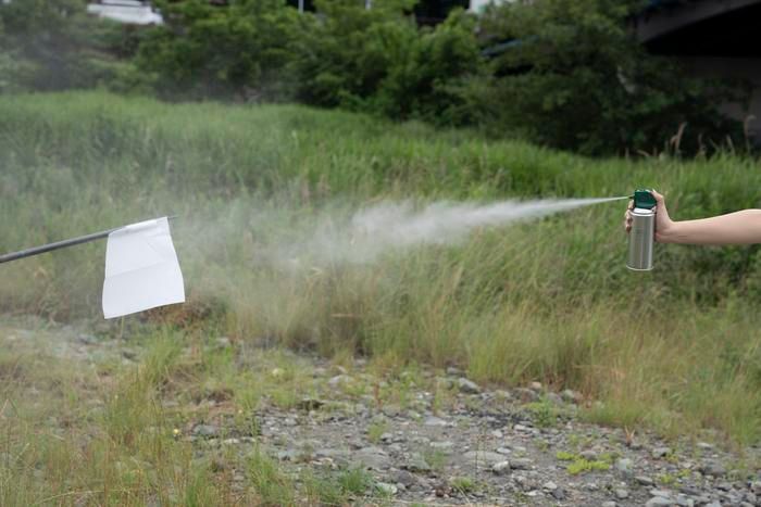 無印良品の殺虫スプレーを50cm離して噴射している様子