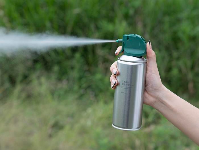 無印良品の殺虫スプレーを握った様子