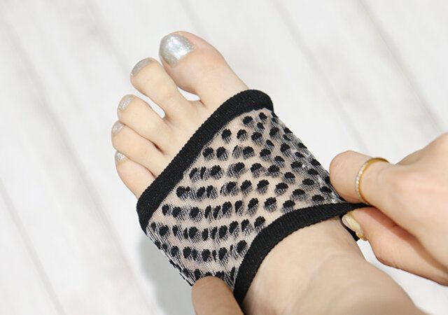 サンダルソックス（バンドタイプ、シースルー、ドット）を履いた様子