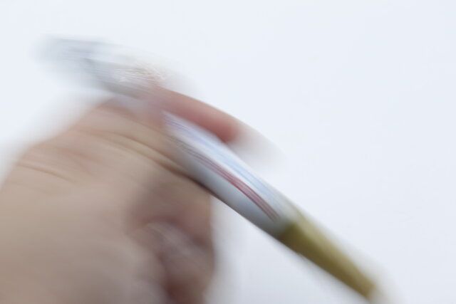 セリア プラスチックモデル用マーカー 塗装用ゴールド ペンを振る