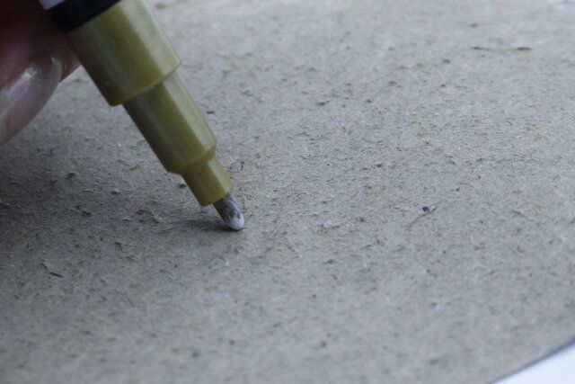 セリア プラスチックモデル用マーカー 塗装用ゴールド ペン先を押す