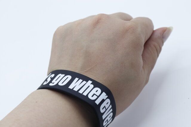 セリアの虫よけリストバンドを装着