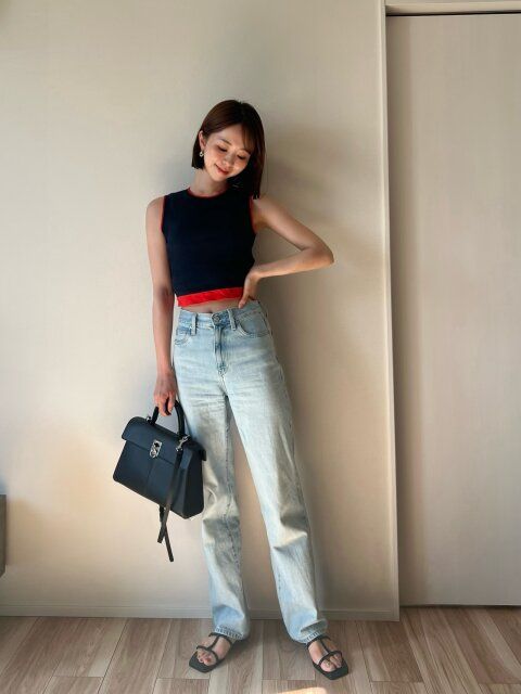 ユニクロワイドストレートジーンズとクロップドトップスコーデ