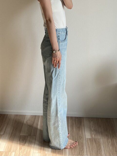 ユニクロワイドストレートジーンズのサイドシルエット