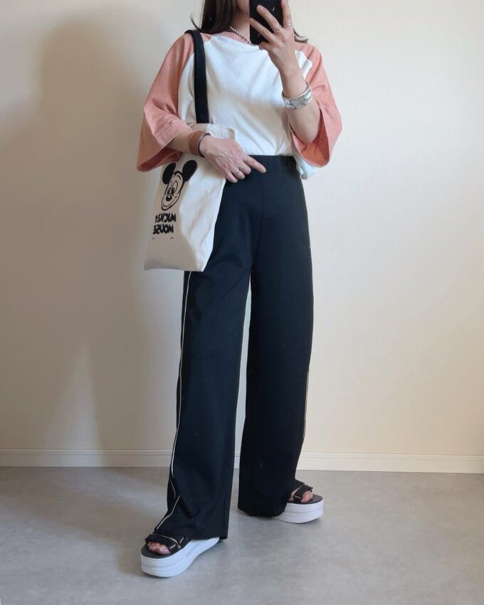 ダイソー「ミッキートートバッグ」×シルバーパイピングワイドパンツ