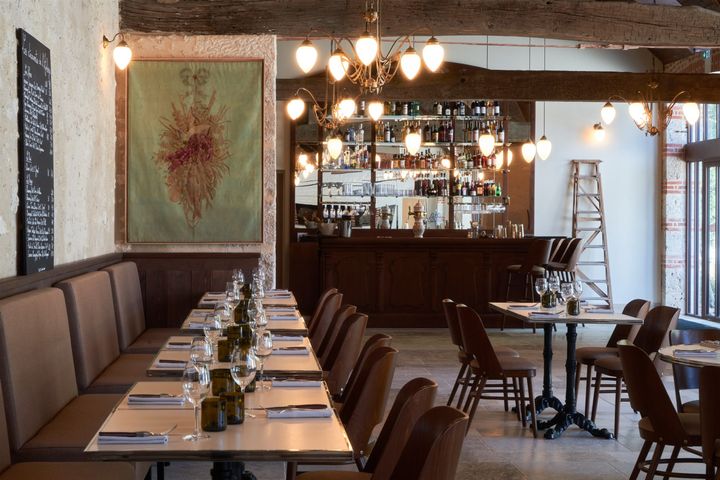 落ち着いた色合いのインテリアの中で、温かみがあり親しみやすい料理を出す「ローベルジュ」。 Photo_ MPMorel