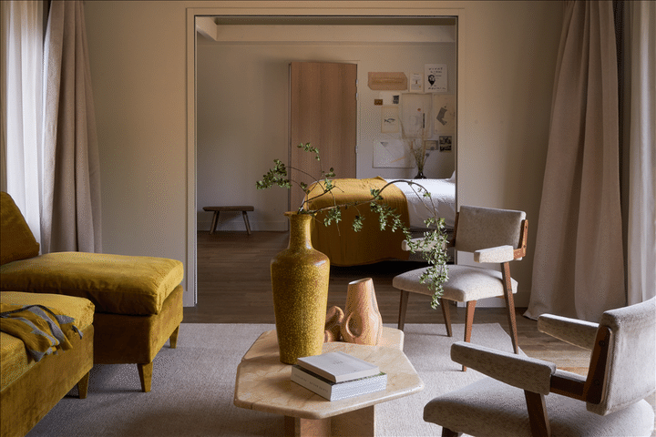 独立したラウンジエリアを持つワンランク上の「ル・アモー・デュ・マレ」のスイート。 Photo_ MPMorel