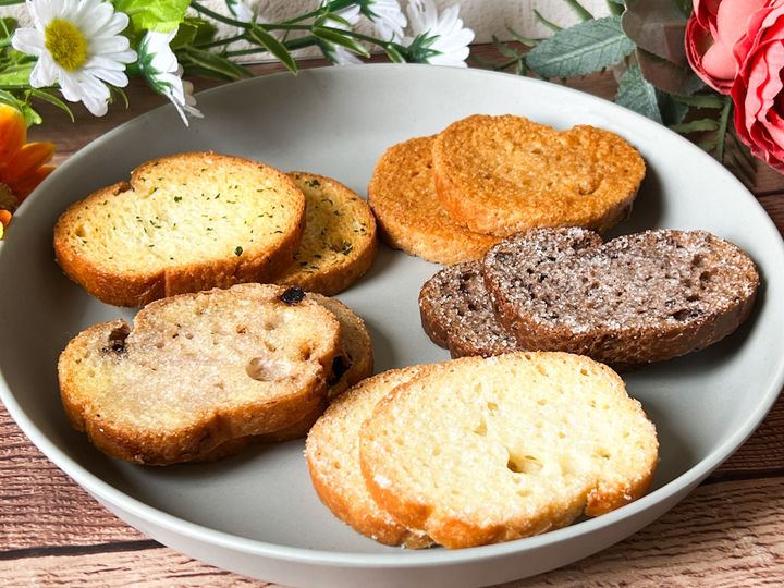 お皿に並んだ5種類の「ラスクフランス 色彩りラスク」