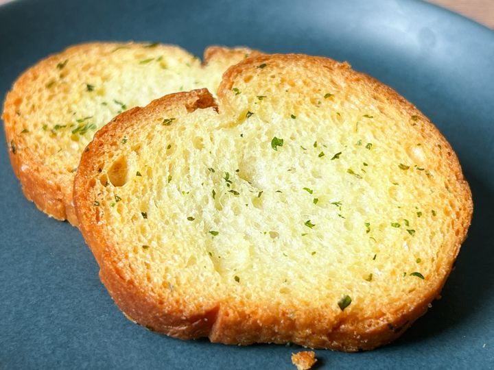お皿に並んだラスクフランスの「ガーリック」