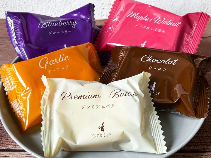 お皿に並んだ個別包装された「ラスクフランス 色彩りラスク」