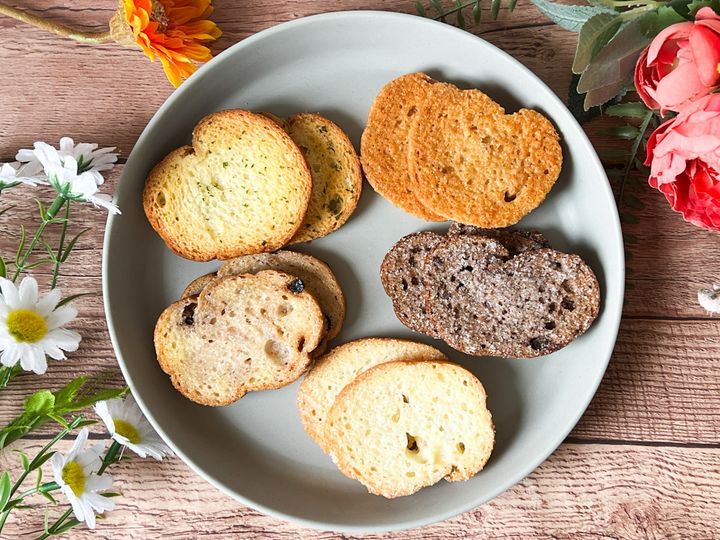 お皿に並んだ5種類の「ラスクフランス 色彩りラスク」