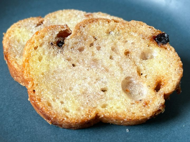 お皿に並んだラスクフランスの「ブルーベリー」