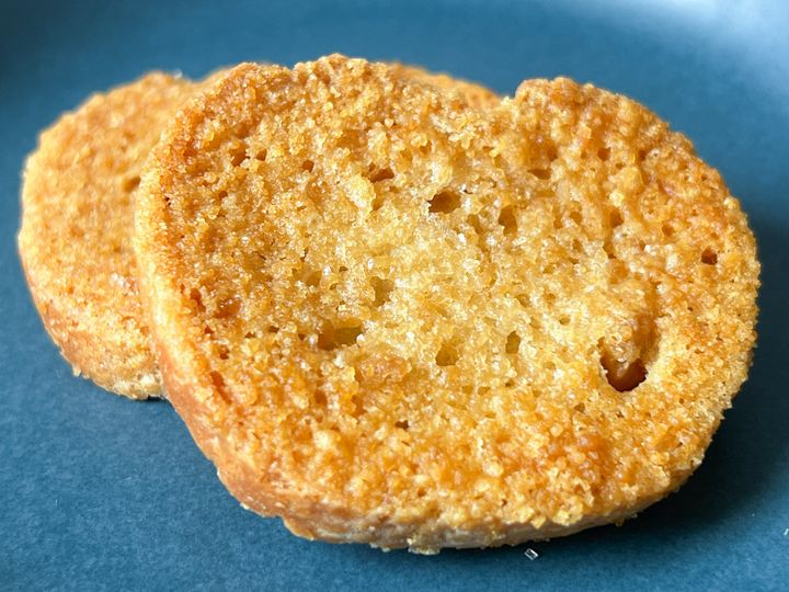 お皿に並んだラスクフランスの「メープル＋くるみ」