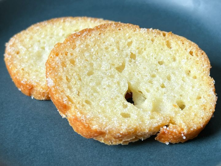 お皿に並んだラスクフランスの「プレミアムバター」