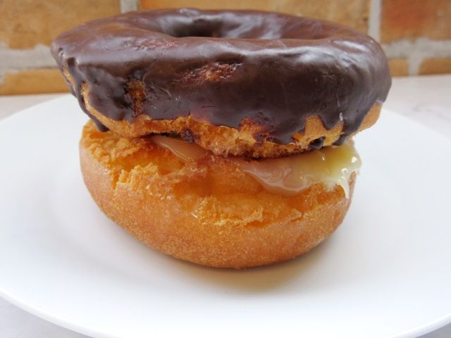 袋から取り出したオールドファッションドーナツサンド