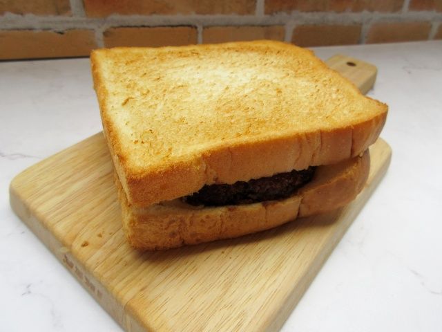 袋から取り出したTHEカロリー コロッケたまごサンド