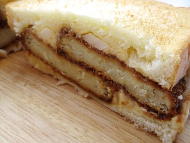 半分に切り分けたTHEカロリー コロッケたまごサンド