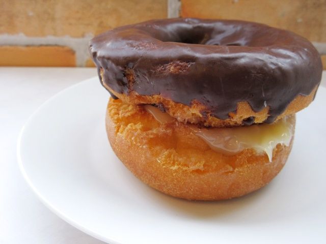 皿に取り出した「THEカロリー オールドファッションドーナツサンド」