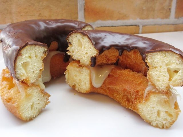 半分にした「THEカロリー オールドファッションドーナツサンド」