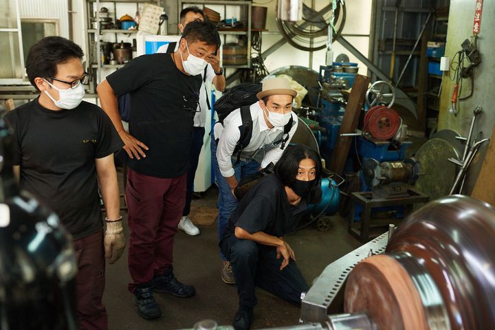 完成品を見る人々