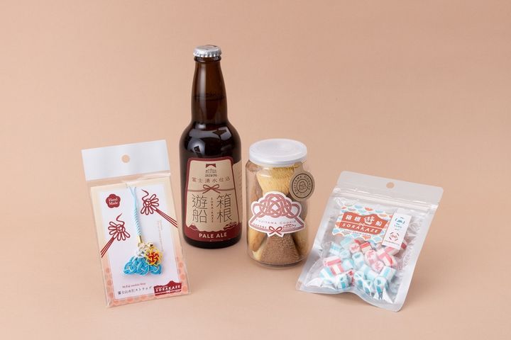 （写真左から順に）「富士山を水引でかたどった根付」880円、「箱根遊船オリジナルクラフトビール」1000円、「ミニフジヤマクッキー（限定パッケージ）」850円、「SORAKAZEオリジナル縁起物キャンディー」650円