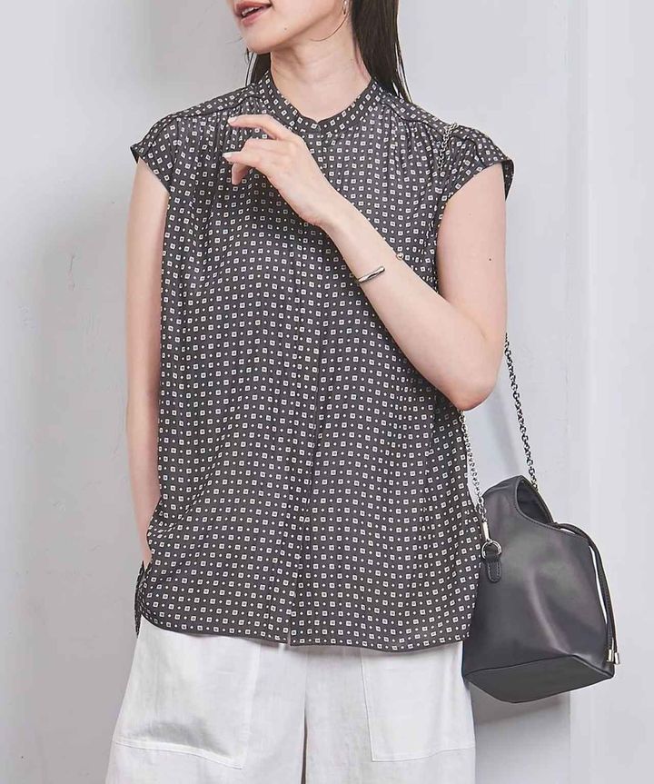 画像: 「COOL LIGHT フレンチスリーブ ブラウス」￥18,700 出典：ユナイテッドアローズ