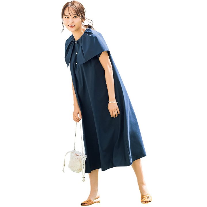 腕とウエストの体形カバーができるAラインのネイビーワンピ