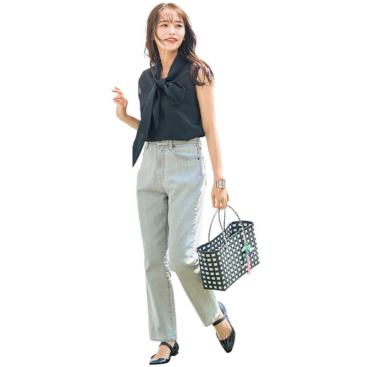 撥水機能付きのデニムをはいたキレイめコーデ