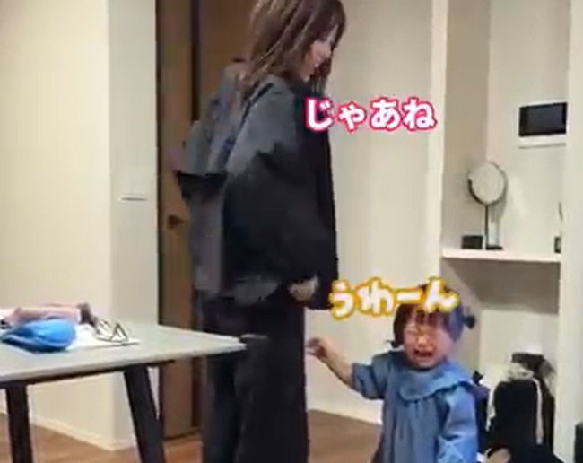 私を置いて出かけちゃうの！？ パパvsママ、その様子を見た１才ちゃんの様子がかわいすぎる！！