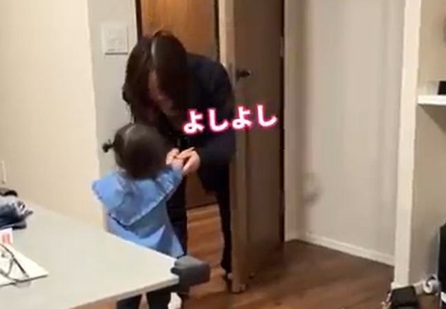 私を置いて出かけちゃうの！？ パパvsママ、その様子を見た１才ちゃんの様子がかわいすぎる！！